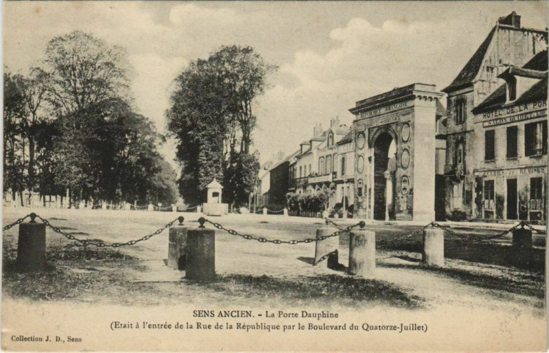 Carte postale ancienne Sens La Porte Dauphine France à Sens