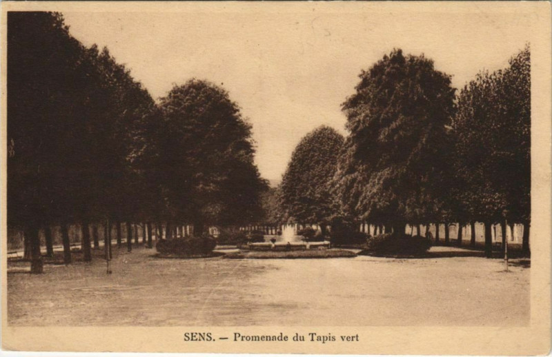 Carte postale ancienne Sens Promenade du Tapis vert France à Sens