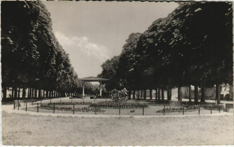 Carte postale ancienne Sens Les Promenades France à Menades
