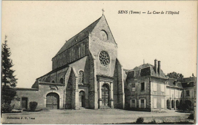 Carte postale ancienne Sens La Cour de l'Hopital France à Sens