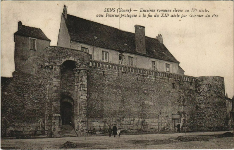 Carte postale ancienne Sens Enceinte romaine elevee au Iv e siecle France à Sens