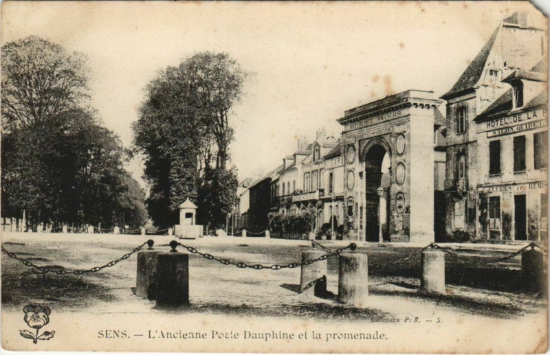 Carte postale ancienne Sens L'Ancienne Porte Dauphine et la Promenade France à Sens