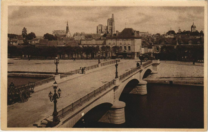 Carte postale ancienne Sens Le nouveau Pont France à Sens