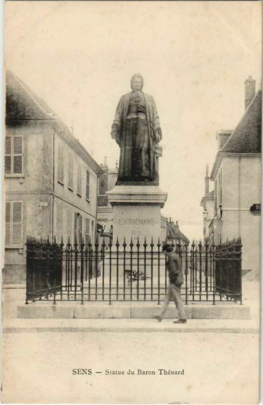 Carte postale ancienne Sens Statue du Baron Thenard France à Sens