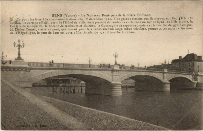 Carte postale ancienne Sens Le Nouveau Pont pris de la Place Boffrand France à Sens