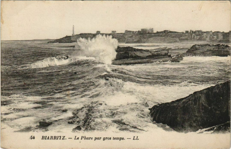 Carte postale ancienne Biarritz Le Phare par gros temps France à Biarritz