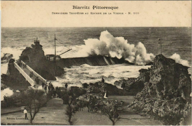 Carte postale ancienne Biarritz Dernieres Tempetes au Rocher de la Vierge France à Biarritz