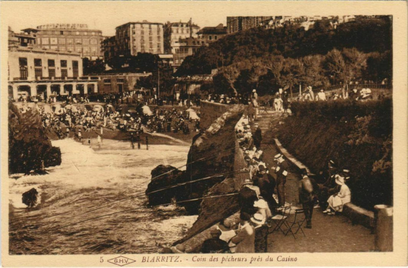 Carte postale ancienne Biarritz Coin des pecheur pres du Casino France à Biarritz