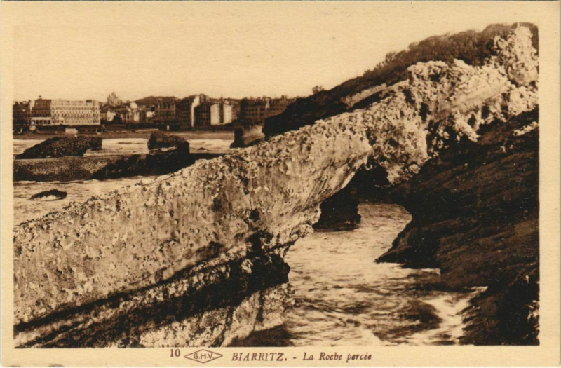 Carte postale ancienne Biarritz La Roche percee France à Biarritz
