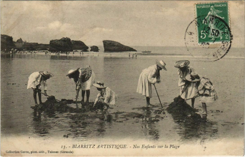 Carte postale ancienne Biarritz Nos Enfants sur la Plage France à Biarritz