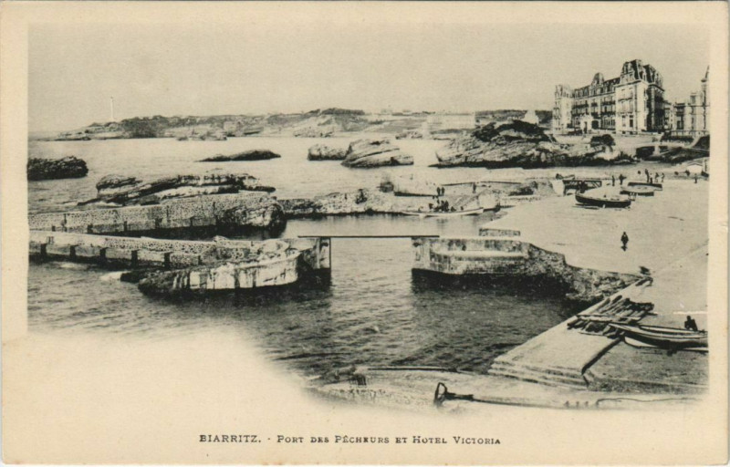 Carte postale ancienne Biarritz Le Port des Pecheurs et Hotel Victoria France à Biarritz