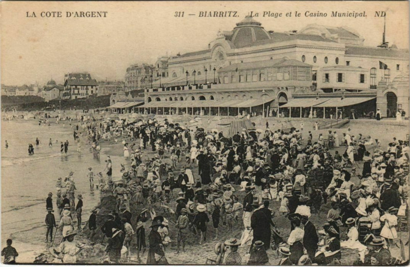 Carte postale ancienne Biarritz La Plage et le Casino Municipal France à Biarritz