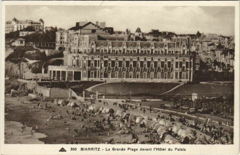 Carte postale ancienne Biarritz La Grande Plage devant l'Hotel du Palais France à Biarritz