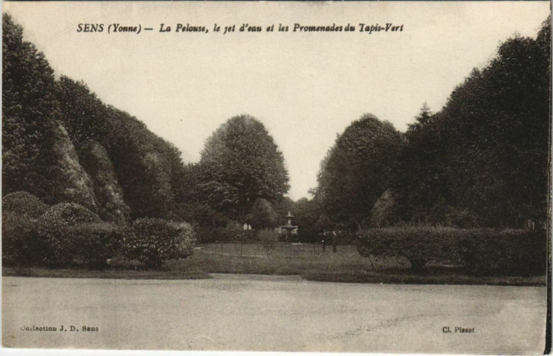 Carte postale ancienne Sens La Pelouse, le jet d'eau France à Sens