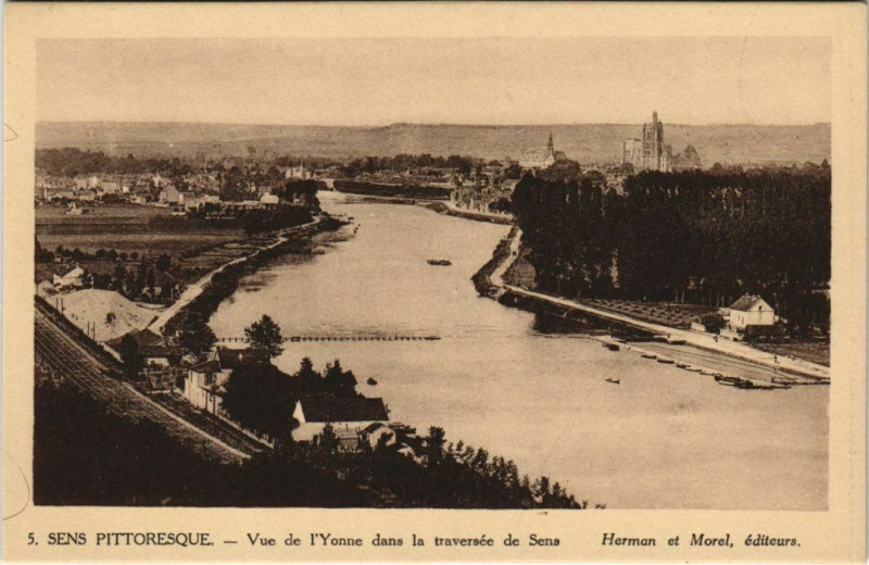 Carte postale ancienne Sens Vue de l'Yonne dans la traversee France à Sens