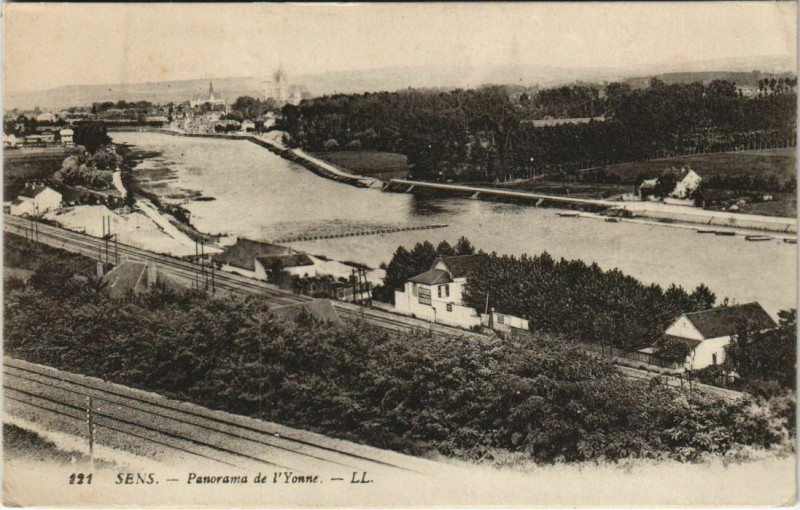 Carte postale ancienne Sens Panorama de l'Yonne France à Sens