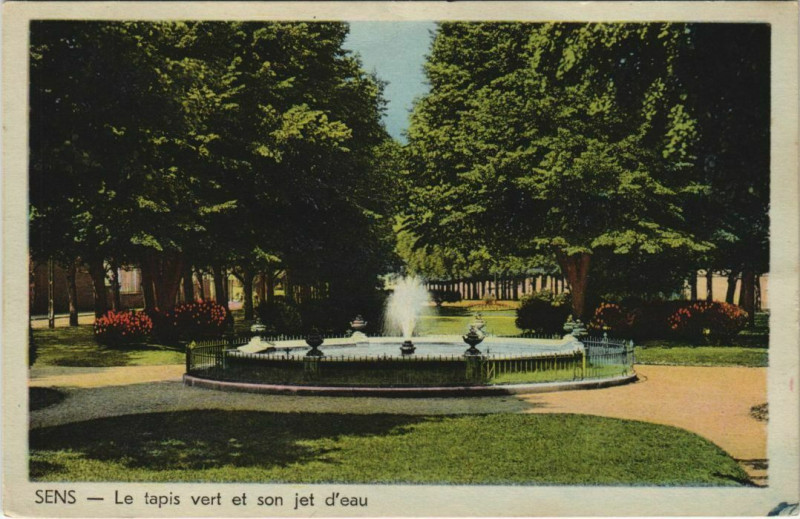 Carte postale ancienne Le tapis vert et son jet d'eau à Sens