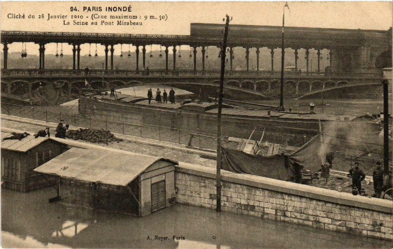 Carte postale ancienne Paris Inondé - Cliché du 28 Janvier 1910 - La Seine au Pont Mirabeau à Paris 15e
