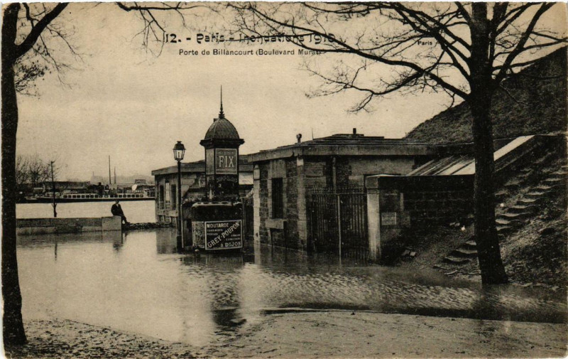 Carte postale ancienne Inondations 1910 - Porte de Billancourt (Boulevard Murat) à Paris 16e