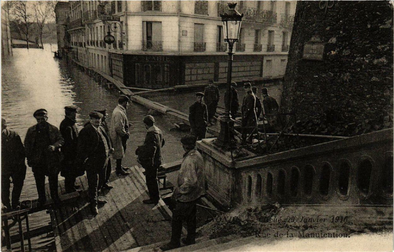 Carte postale ancienne Paris inondé - Cliché 29 Janvier 1910 - Rue de la Manutention à Paris 16e