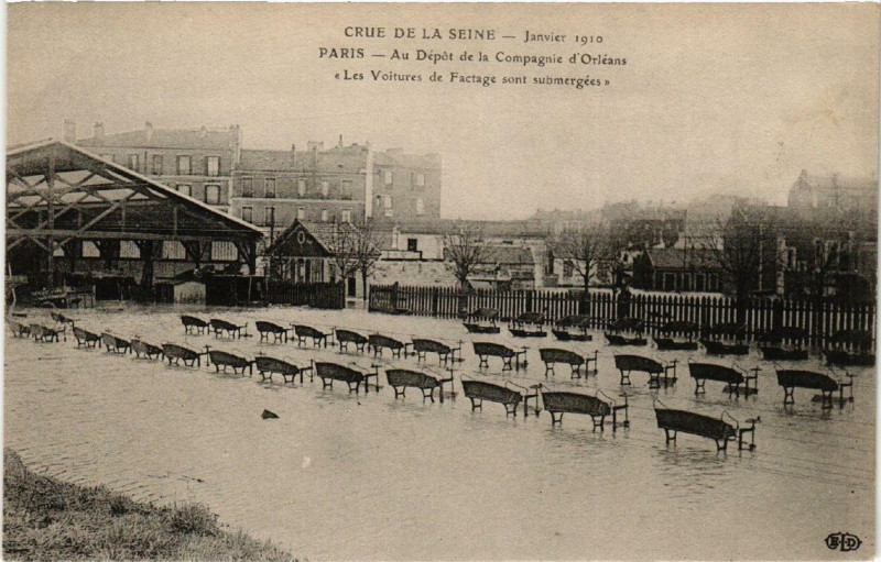 Carte postale ancienne Paris 13e Au Depot de la Compagnie d'Orleans. Crue 1910 à Paris 13e