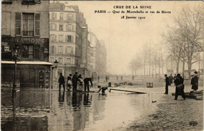 Carte postale ancienne Paris 5e Quai Montebello. Rue de Bievre Crue 1910 à Paris 5e