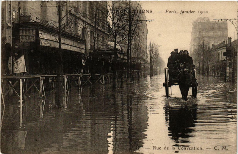 Carte postale ancienne Inondations - Paris, janvier 1910 - Rue de la Convention à Paris 15e