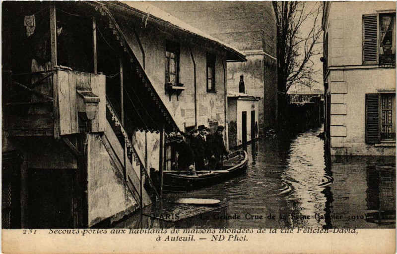 Carte postale ancienne La Grande Crue de la Seine (Janvier 1910) - Secours portés aux habitants de maisons inondées de la rue  Félicien-David à Auteui à Paris 16e