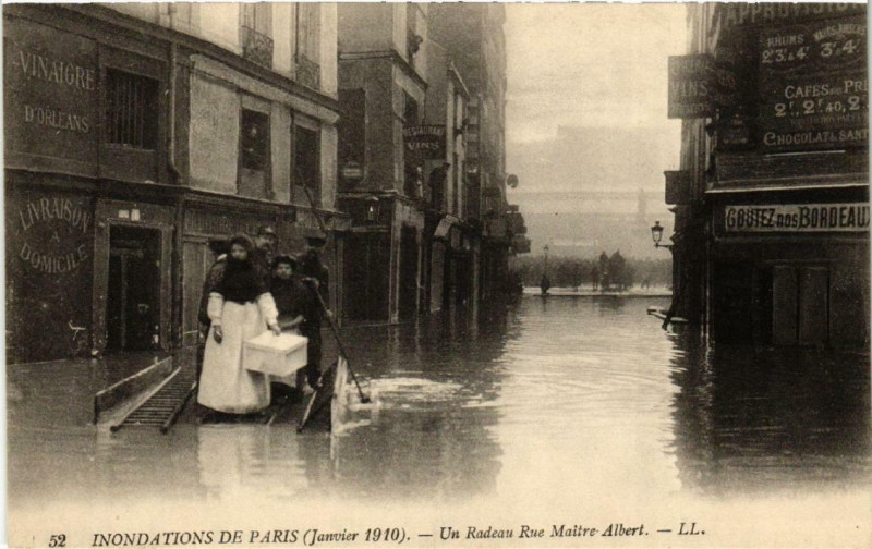 Carte postale ancienne Paris 5e Un Radeau Rue Maitre-Albert. Crue 1910 à Paris 5e
