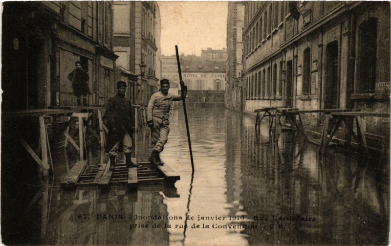 Carte postale ancienne Inondations de janvier 1910 - Rue Lacordaire prise de la rue de la Convention à Paris 15e