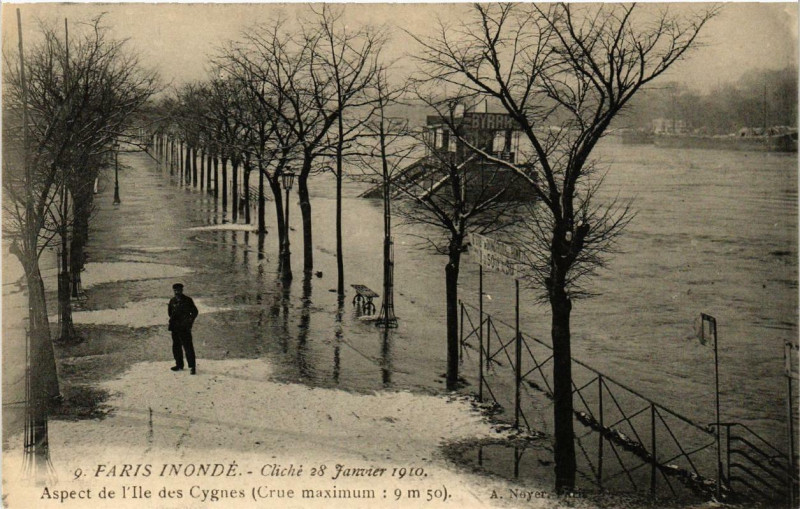 Carte postale ancienne Paris Inondé - Cliché 28 Janvier 1910 - Aspect de l'Ile des Cygnes à Paris 15e