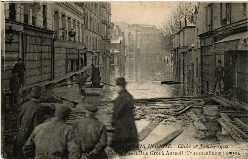 Carte postale ancienne Paris inondé - Cliché 28 Janvier 1910 - Un Coin de la Rue Gros à Auteuil à Paris 16e