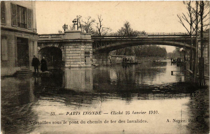 Carte postale ancienne Paris Inondé - Avenue de Versailles sous le pont du chemin de fer des Invalides à Paris 16e