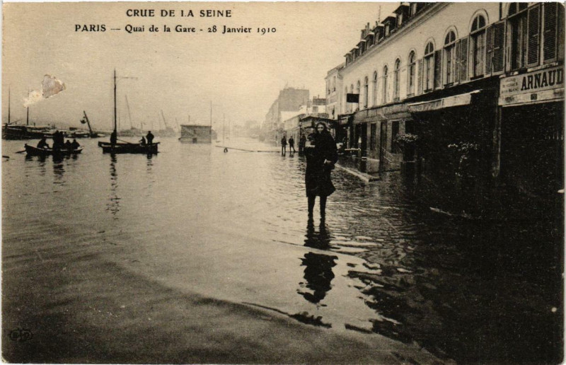 Carte postale ancienne Paris 13e Quai de la Gare. Crue 1910 à Paris 13e