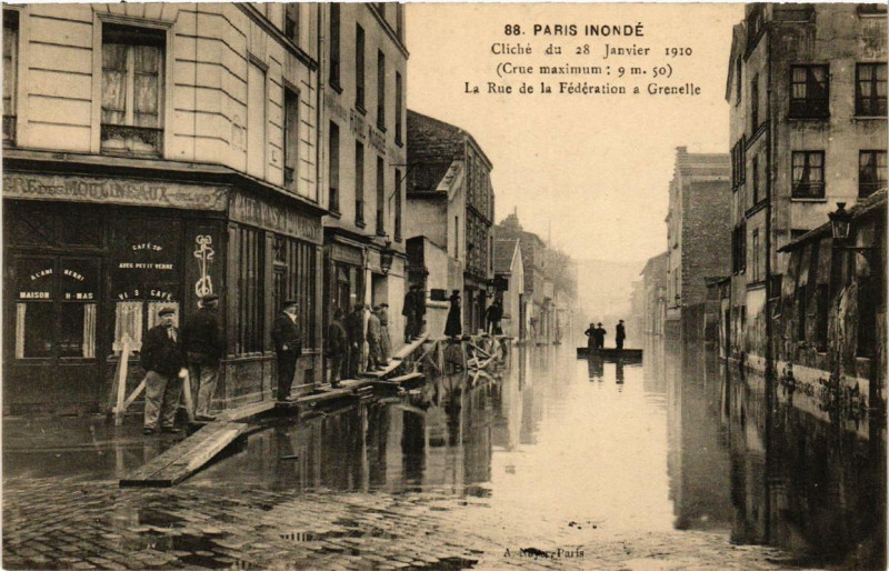 Carte postale ancienne Paris inondé - Cliché du 28 Janvier 1910 - La Rue de la Fédération à Grenelle à Paris 15e