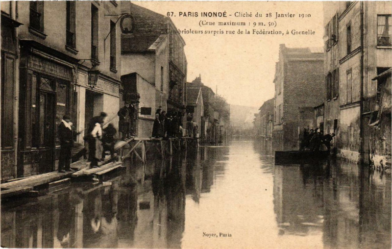 Carte postale ancienne Paris inondé - Cliché du 28 Janvier 1910 - Cambrioleurs surpris rue de la Fédération, à Grenelle à Paris 15e