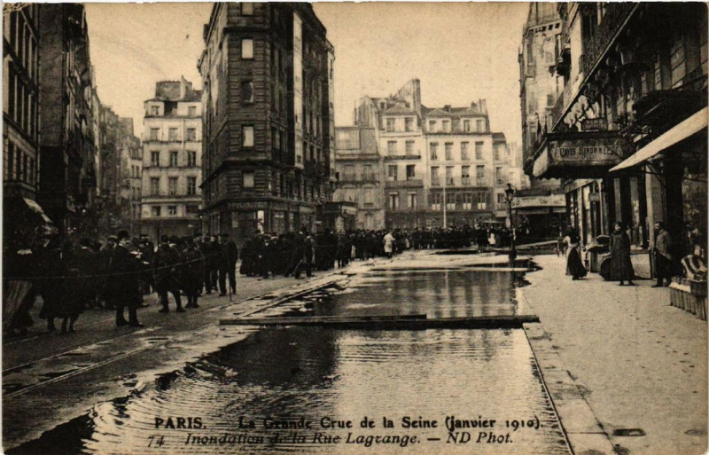 Carte postale ancienne Paris 5e Rue Lagrange. Crue 1910 à Paris 5e