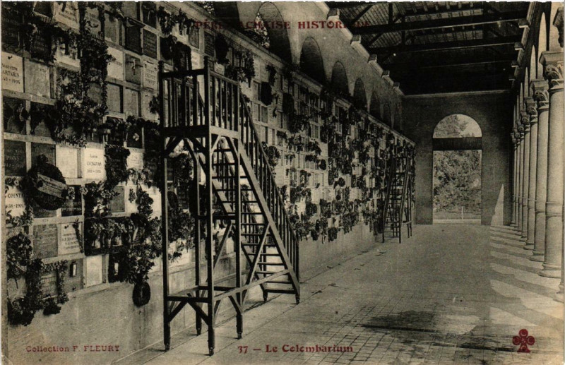 Carte postale ancienne Le Père-Lachaise - Le Colombarium à Paris 20e