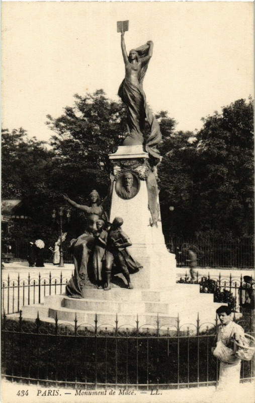Carte postale ancienne Monument de Macé à Paris 19e
