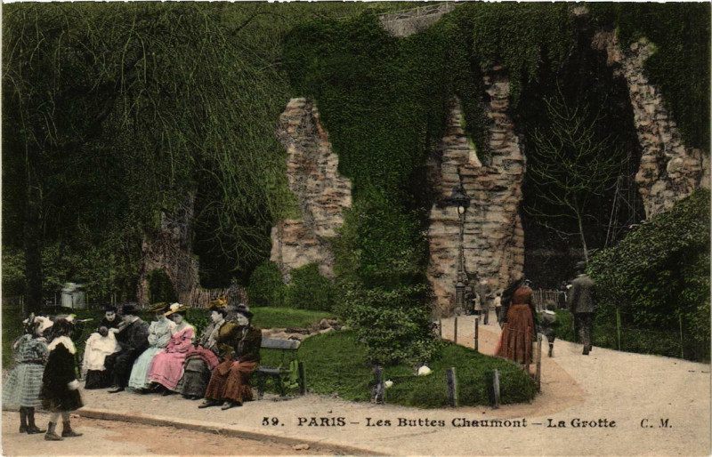 Carte postale ancienne Les Buttes-Chaumont - La Grotte à Paris 19e