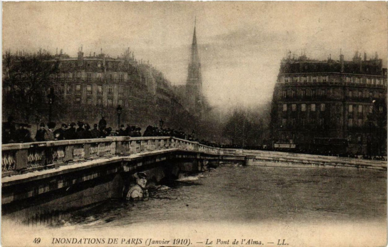 Carte postale ancienne Paris 7e Pont de l'Alma. Inondations 1910 à Paris 8e