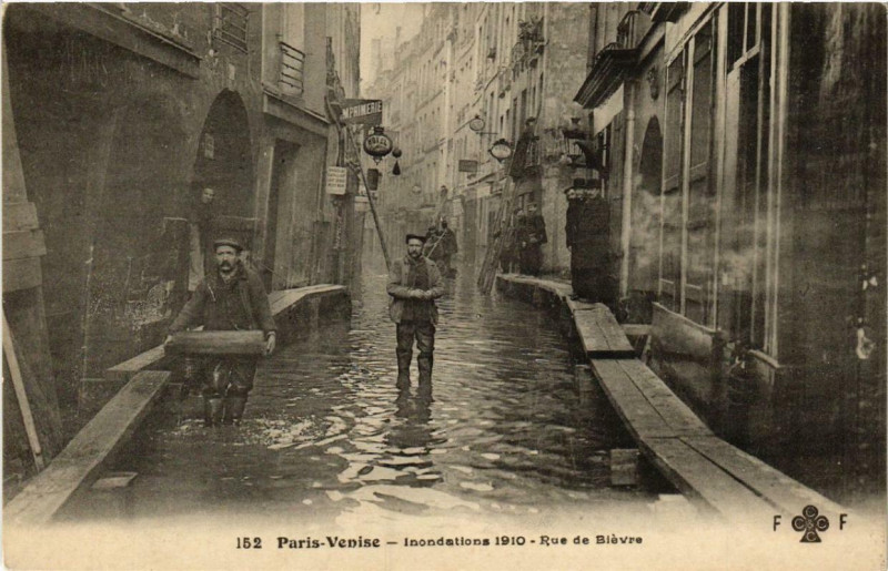 Carte postale ancienne Paris 5e Rue de Bievre. Crue 1910 à Paris 5e