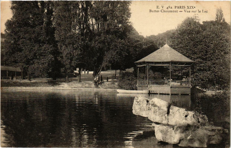 Carte postale ancienne Buttes Chaumont - Vue sur le Lac à Paris 19e