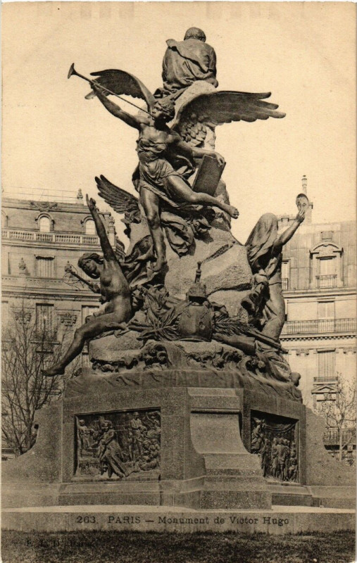Carte postale ancienne Monument de Victor Hugo à Paris 16e