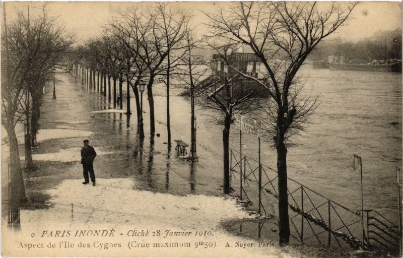 Carte postale ancienne Paris Inondé - Cliché 28 Janvier 1910 - Aspect de l'Ile des Cygnes à Paris 15e