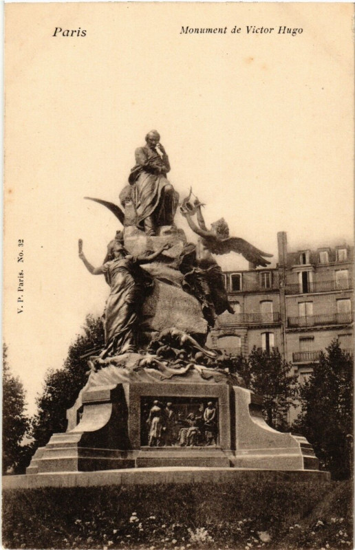 Carte postale ancienne Monument de Victor Hugo à Paris 16e