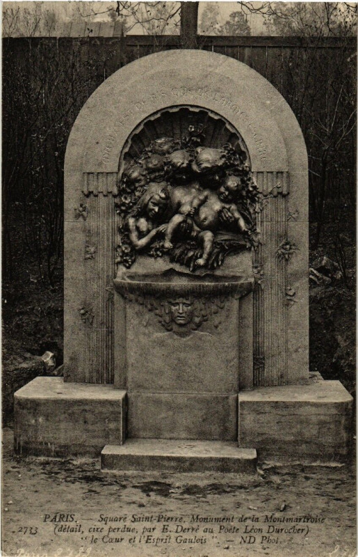 Carte postale ancienne Square Saint-Pierre - Monument de la Montmartroise à Paris 18e