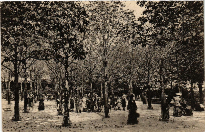 Carte postale ancienne Montmartre - Square Saint-Pierre à Paris 18e