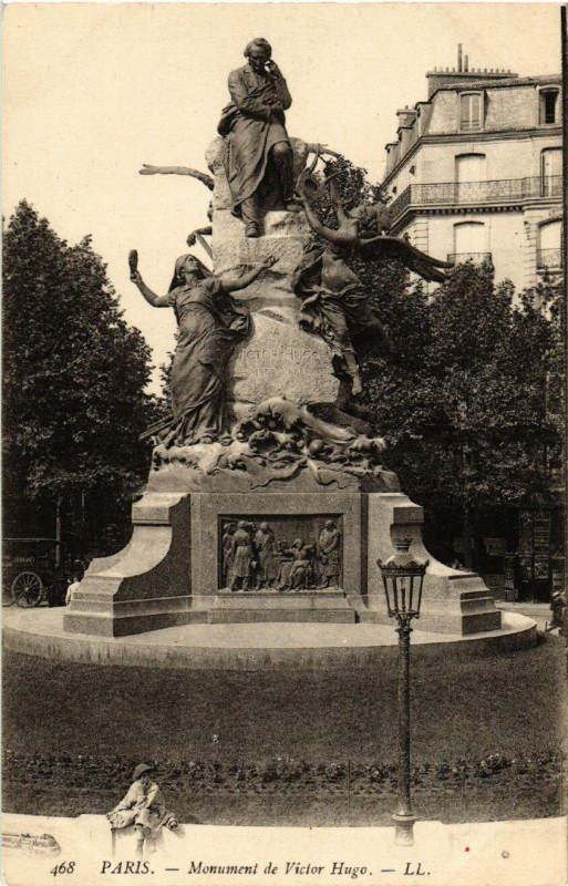 Carte postale ancienne Monument de Victor Hugo à Paris 16e