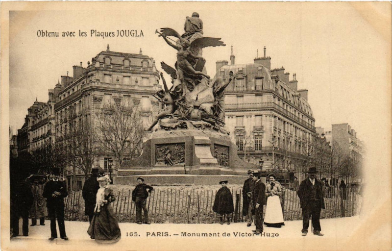 Carte postale ancienne Monument de Victor Hugo à Paris 16e